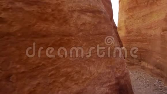 以色列蒂姆纳公园的沙漠峡谷景观平滑相机运动视频的预览图