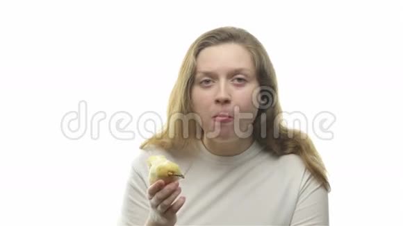 胖女人吃梨第五个视频视频的预览图