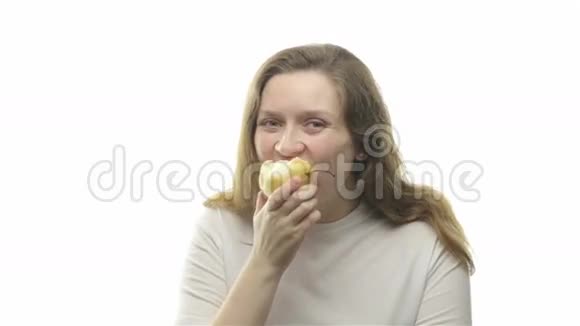 胖女人吃梨第四个视频视频的预览图