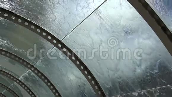 水流沿着玻璃穹顶视频的预览图