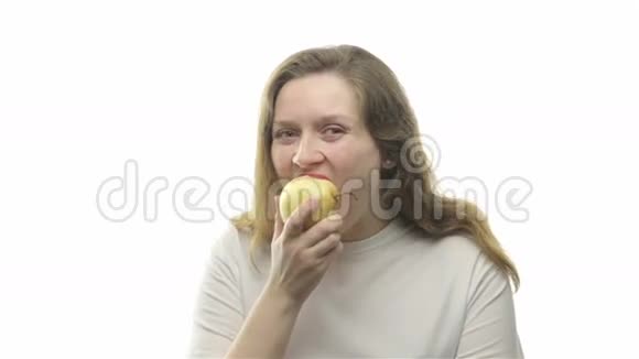 胖女人吃梨第二个视频视频的预览图