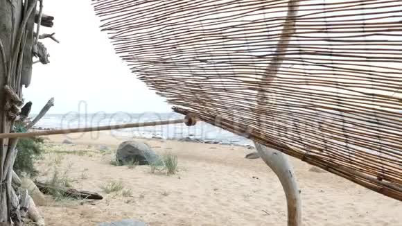 简易浮木海滩小屋视频的预览图