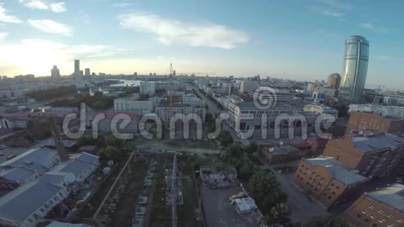 日落时俯瞰埃卡捷琳堡市从上面可以看到大型现代化城市中心美丽的城市空中景色视频的预览图