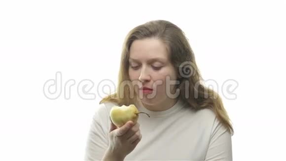 胖女人吃梨第三个视频视频的预览图