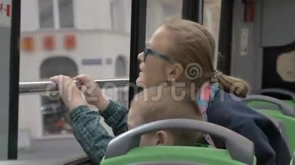 母子俩从双层巴士上看城市视频的预览图