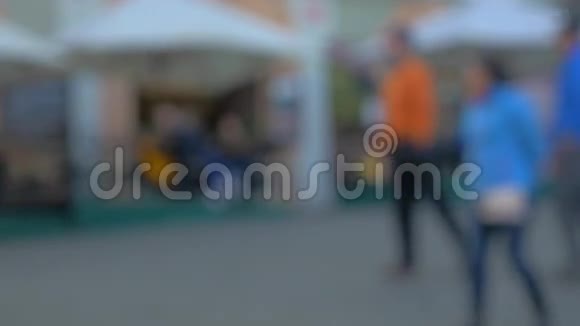 华夫饼锥冰淇淋在街道背景下视频的预览图