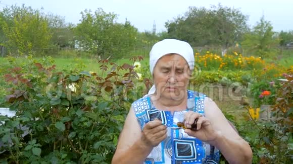 老年妇女吃药视频的预览图