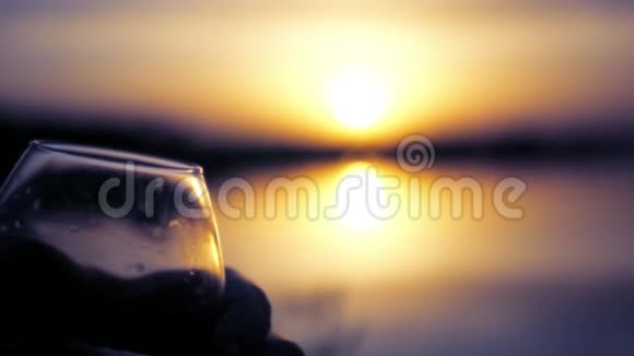 两个酒杯背景下美丽的夕阳与美味的饮料慢动作视频的预览图