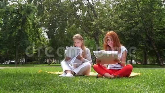 女人在公园里向空中扔纸慢慢慢慢视频的预览图