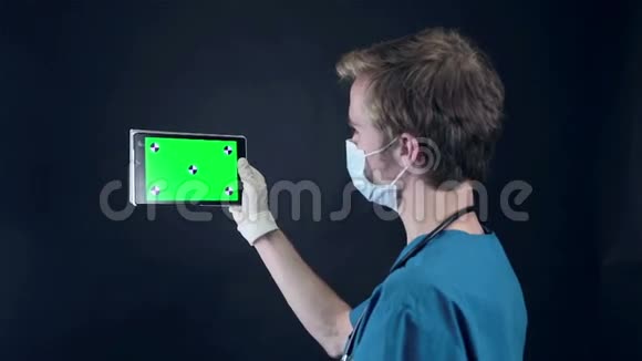 男医生手持显示数字平板带绿色屏幕视频的预览图
