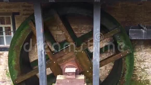 旧的水轮在行动视频的预览图