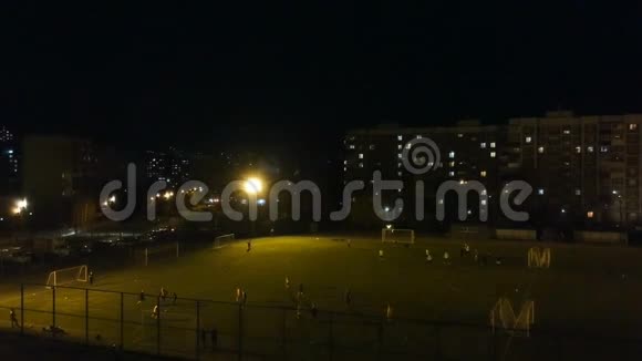 用四人直升机射击晚上回顾城市足球场视频的预览图