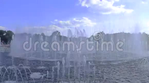 大公园喷泉宽镜头4K视频视频的预览图