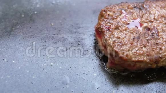 汉堡包在烤架上烤视频的预览图