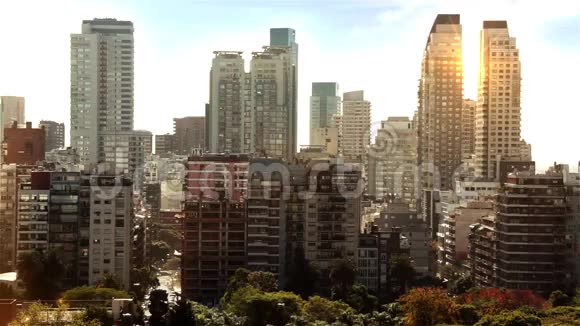 布宜诺斯艾利斯摩天大楼上空的日落视频的预览图