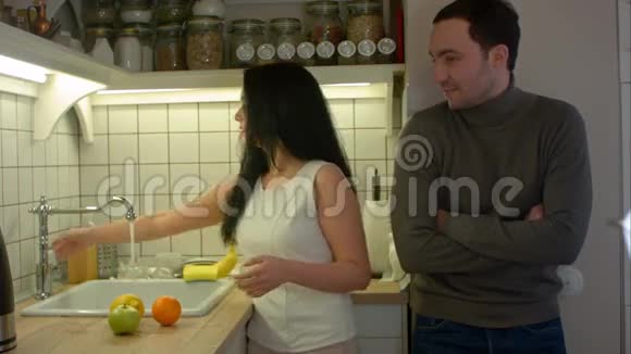 快乐的一对夫妻在家做饭时聊天视频的预览图