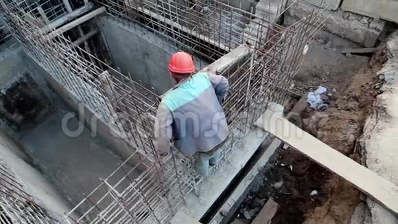 在项目现场戴红色安全帽的建设者基础建筑视频的预览图
