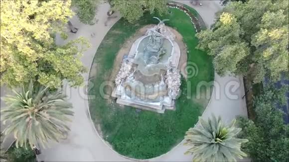 喷泉和公园的鸟瞰图视频的预览图