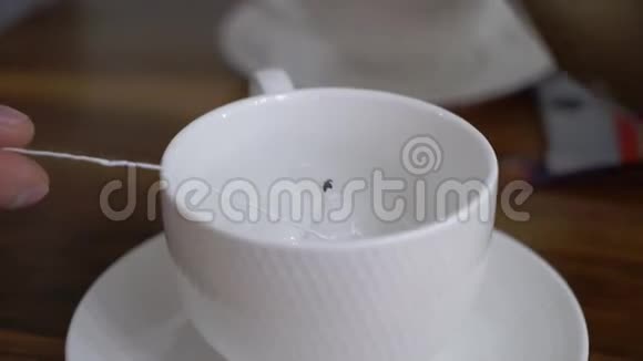 年轻人早上从杯子里喝茶家庭早餐视频的预览图