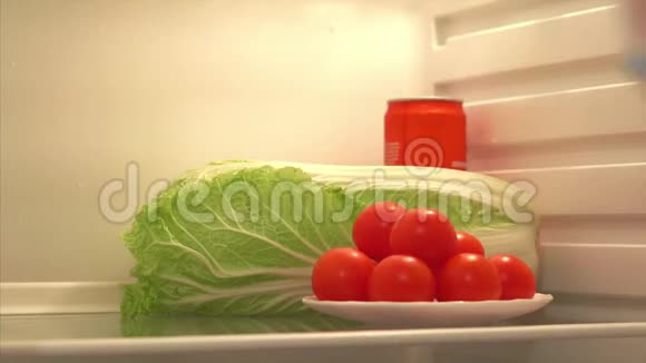 鸡尾酒番茄大白菜或饮料健康食品的一个艰难选择视频的预览图