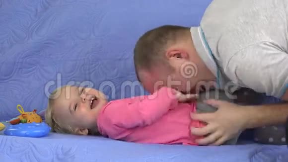 男人挠痒痒和小孩子女孩笑视频的预览图