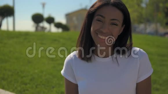 美丽的非裔美国女孩微笑的肖像视频的预览图