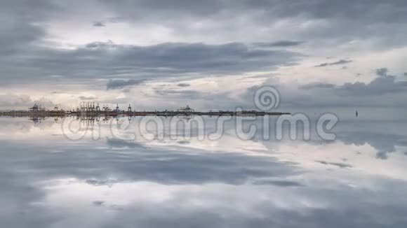 商业港口云景与倒影视频的预览图