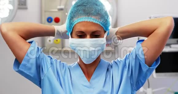 手术室女护士系手术面罩视频的预览图