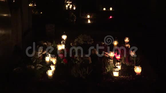墓地装饰蜡烛为所有圣徒日在夜间脱口而出4K视频的预览图