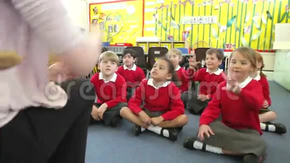 小学生模仿教师的动作演唱歌曲视频的预览图