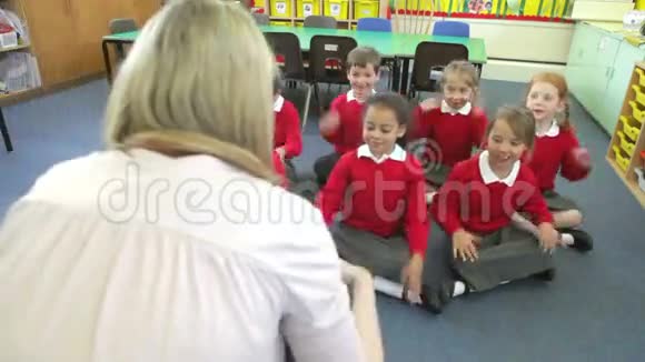 小学生模仿教师的动作演唱歌曲视频的预览图