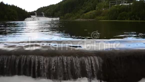 银河白河洪水在夏季阳光下越过混凝土屏障背景是水力发电厂视频的预览图