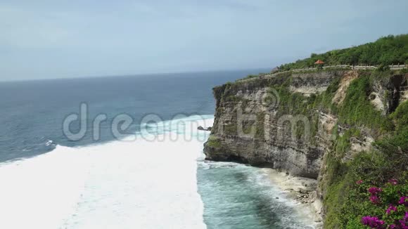 乌卢瓦图神庙海岸印度尼西亚巴厘岛鸟瞰图视频的预览图