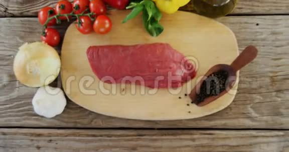Sirloin肉条和木板上的配料视频的预览图