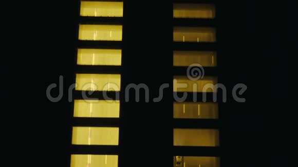 现代城市夜间照明的高速公路隧道空中观景车交通视频的预览图