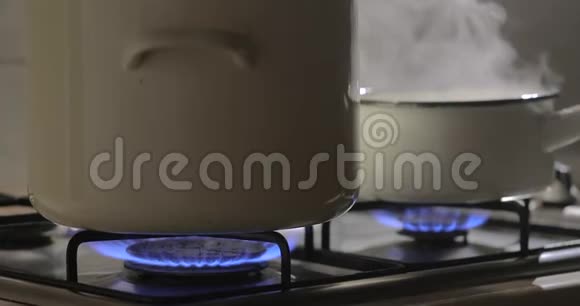 从锅里煮蒸汽视频的预览图