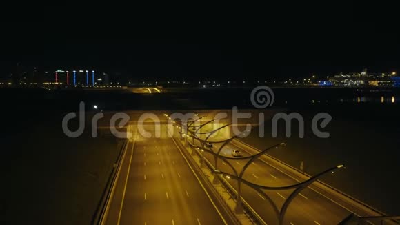 以现代城市为背景的夜间照明高速公路隧道行车视频的预览图