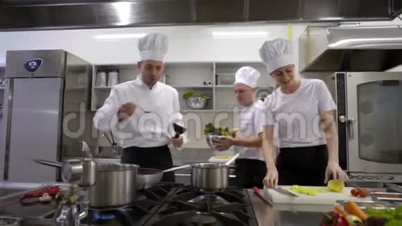 厨师一边唱歌一边跳舞快乐的厨房工作人员视频的预览图