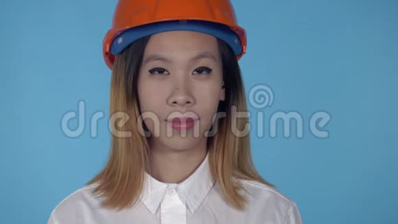 美丽的韩国快乐建筑工人视频的预览图