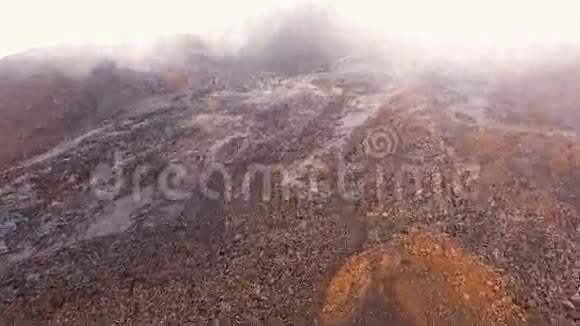 空中观景台小心摄像机进入krator火山视频的预览图