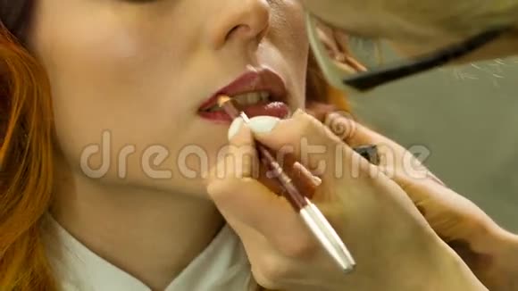 专业化妆师使用唇笔视频的预览图
