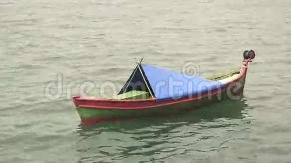 渔船在海里上下摆动视频的预览图