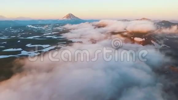 空中观景台令人惊叹的景色日落时分的山全景视频的预览图