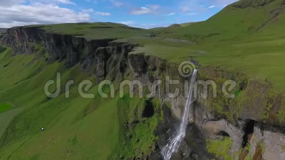 岩石悬崖和狭窄的河流的景色安德列夫视频的预览图