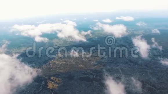 直升机上最高的航班最高的飞行飞越云层之上的陆地视频的预览图