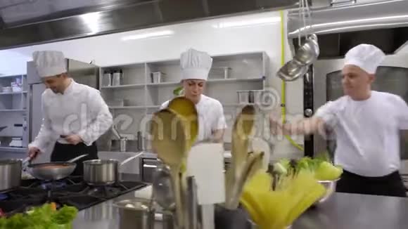 厨师一边唱歌一边跳舞快乐的厨房工作人员视频的预览图