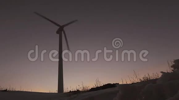 日落时一个风车视频的预览图