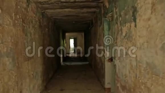 摄像机在废弃房屋的走廊上飞来飞去波夫斯泰迪康视频的预览图