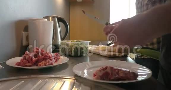 家庭厨房的情侣烹饪视频的预览图
