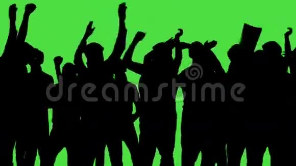 成群的歌迷在绿色的屏幕上跳舞音乐会跳跃跳舞举起手视频的预览图